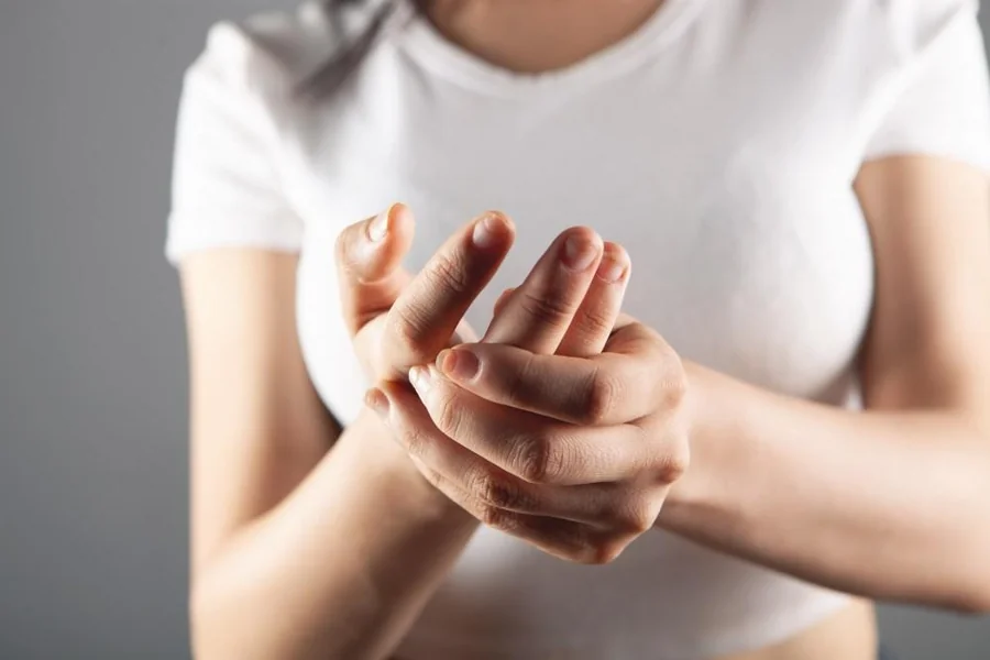 Walking feet that seem uncoordinated, a symptom of neuropathy